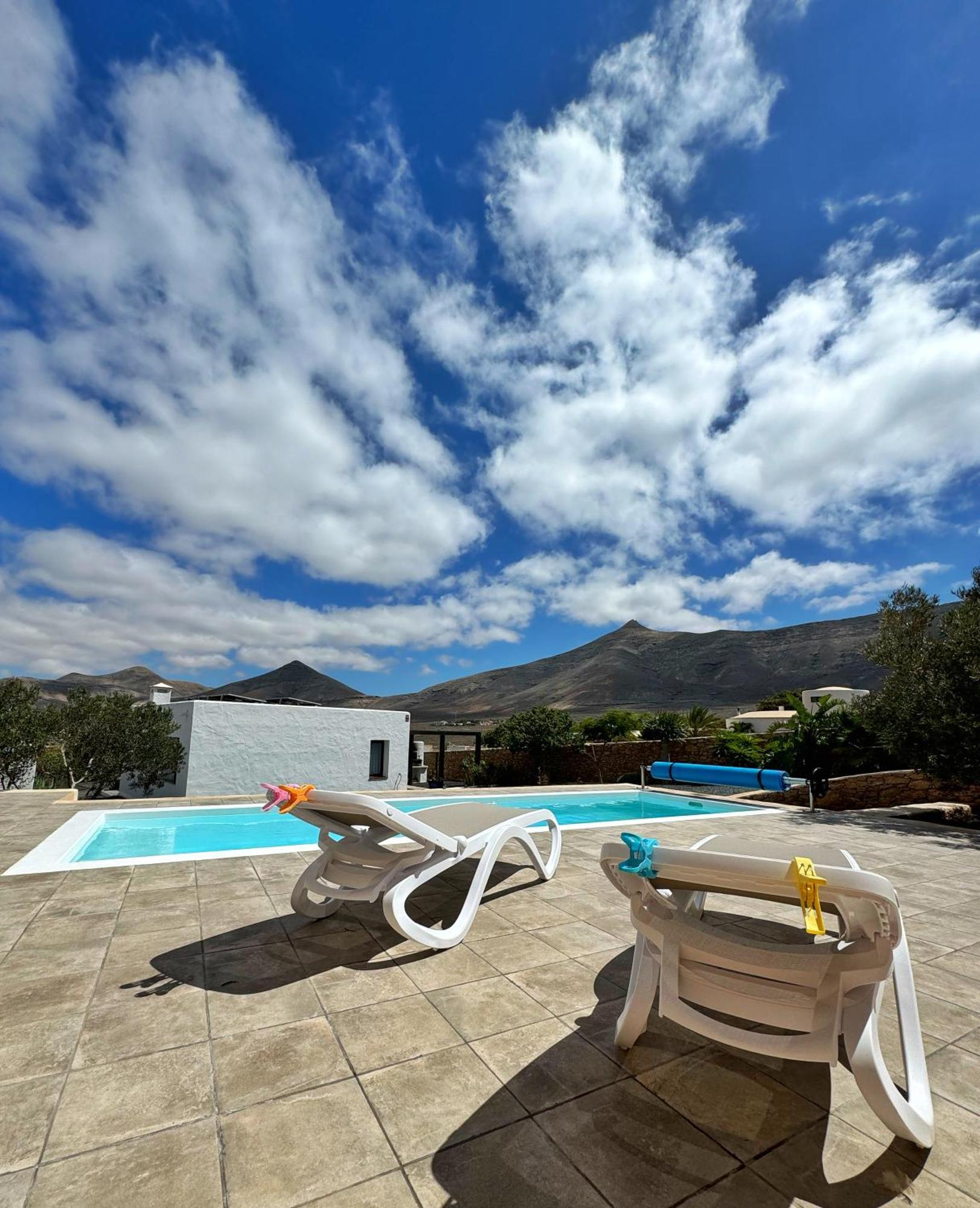 ティンダヤ Casa Marisa With Heated Pool & Gardenヴィラ エクステリア 写真